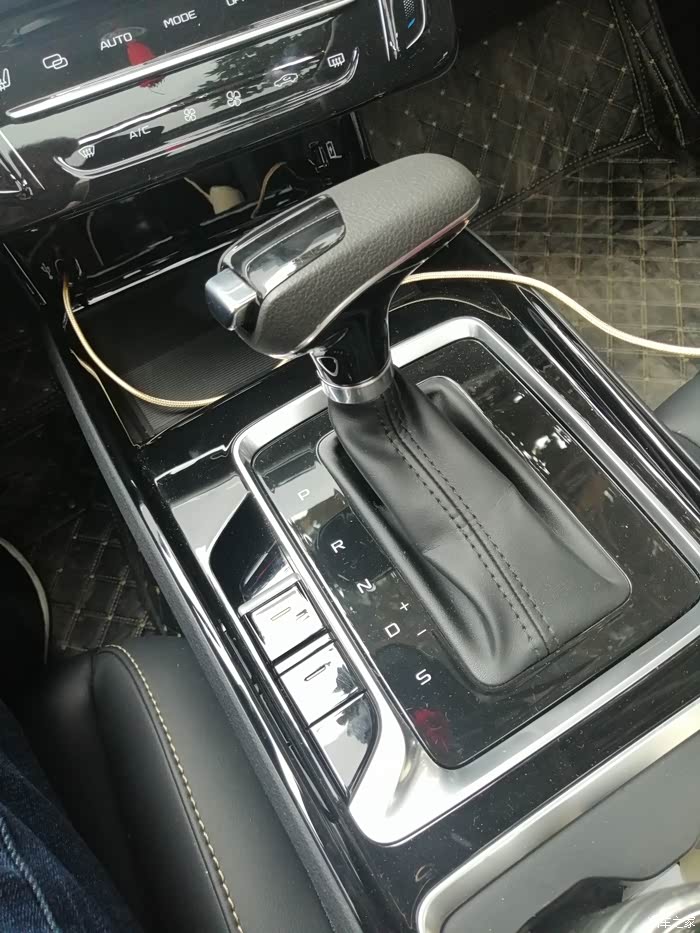 新款是电子档杆