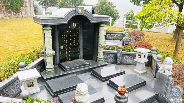 这是家庭的家族墓,一个墓里可以有很多个格子,用一个墓碑.