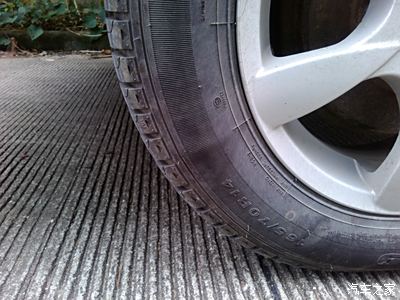 回力165/70r14,侧面有一个轻微鼓包,肉眼看很难看出来,用手摸会感觉有