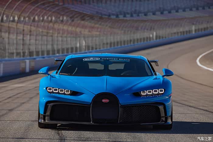 蓝色的布加迪,在赛道上的样子就是帅呆了,多少人为它欢呼呐喊.