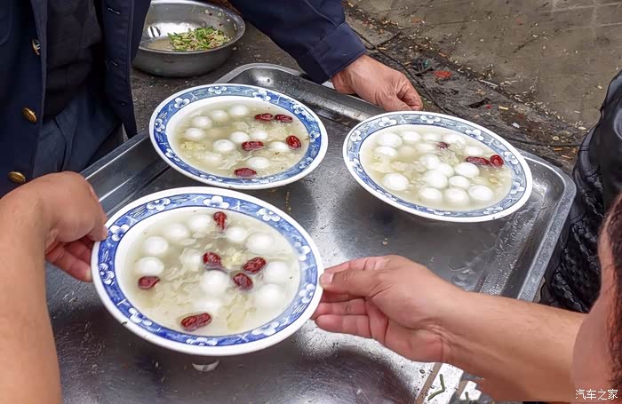 厨师烹饪的元宵甜汤美食桌啦.