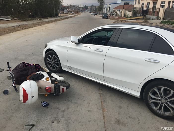 車門被電動車撞的凹進去了這種怎麼辦