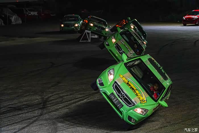 【万物复苏送福利】华家班汽车特技表演带你燃爆全场