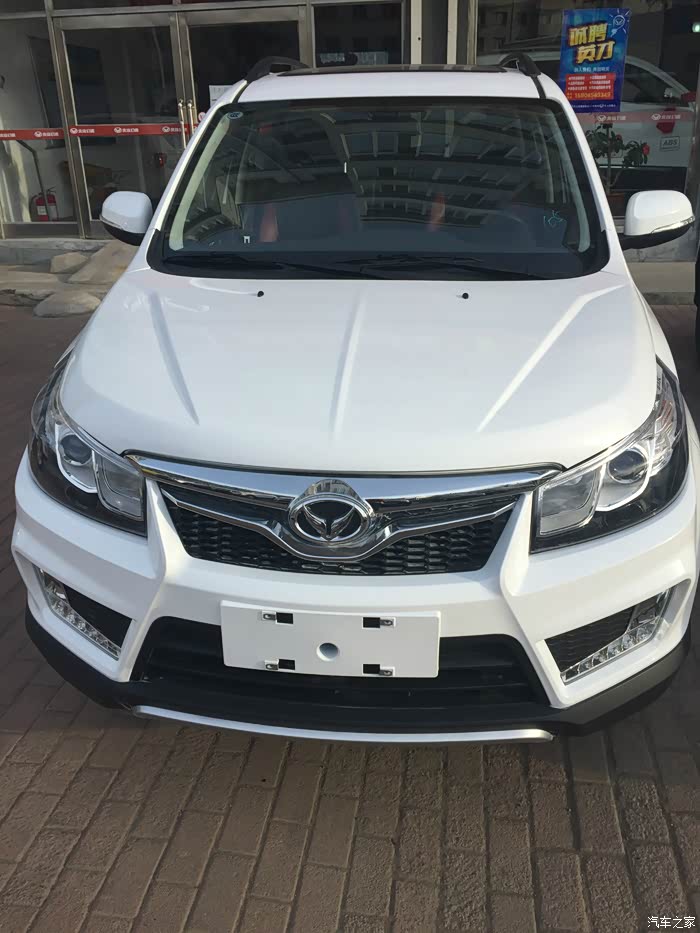 新车刚刚到店里啊?北汽幻速h3高配