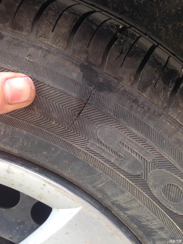 轮胎裂口了