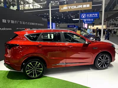 贯穿左右的镀铬金属条设计也拉伸了前脸的视觉效果.