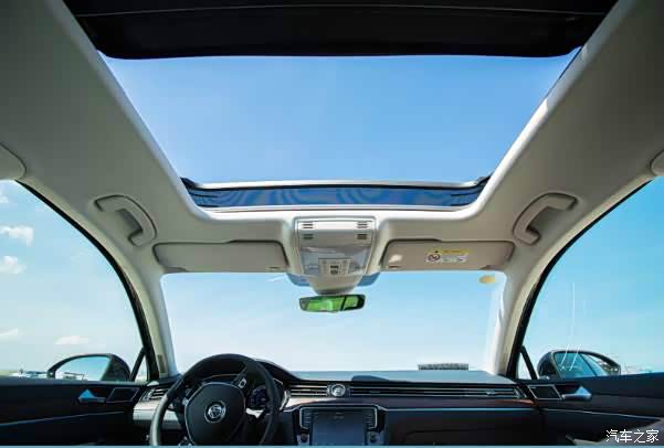 全新一代迈腾配备超大全景天窗,让独具见地的创新者将沿途美景尽收