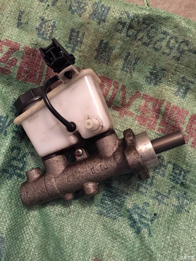 解决刹车失灵,拆解刹车总泵!