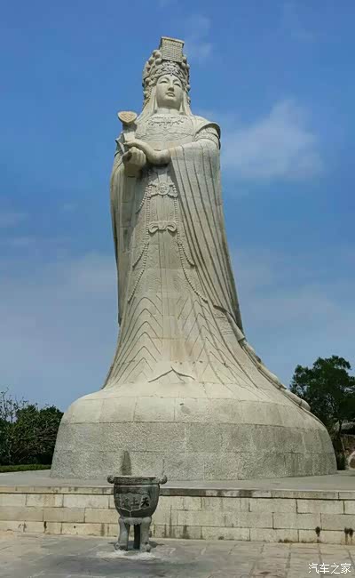 达14.35米巨型石雕妈祖像面向台湾海峡为海峡两岸同胞共同瞻仰