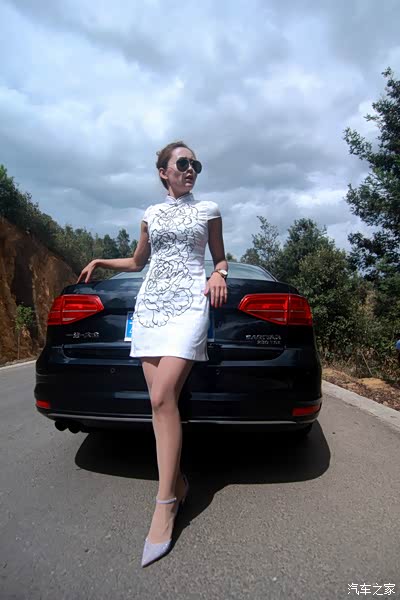 娇俏老婆当车模,黑色新速腾提车了!