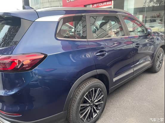 探店发现一台骚蓝色瑞虎8plus