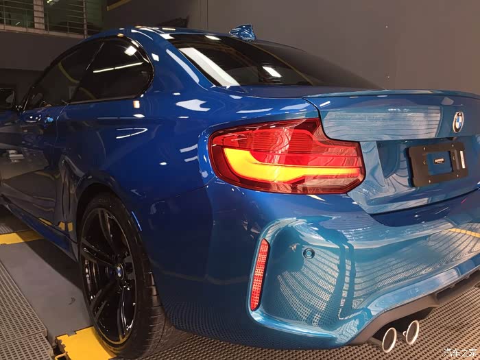 长滩蓝就是这样,光线充足时候颜色很浅很靓,光线暗地方是有点湖蓝色