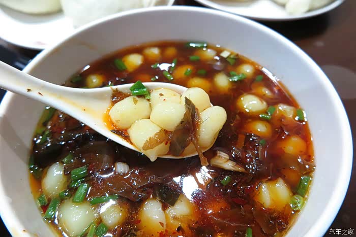 德园包子的汤料也极具地方特色,什么白粒丸汤,凉粉汤,都是味重汤鲜的