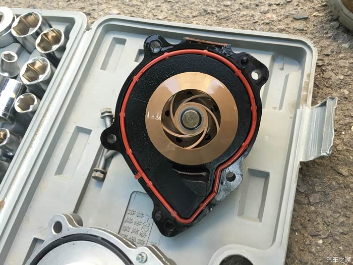 【图】自已动手更换水泵._宝马1系论坛_汽车之家论坛