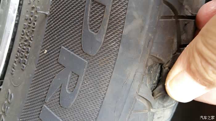 轮胎胎肩有个口子帮忙看看需要换轮胎吗