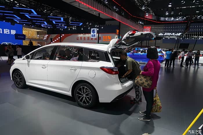 广州车展上宋max石墨蓝作为主打色出现