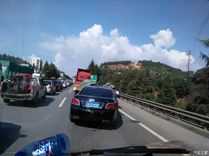 昆曲又堵车了昆明一一曲靖方向免耳关段