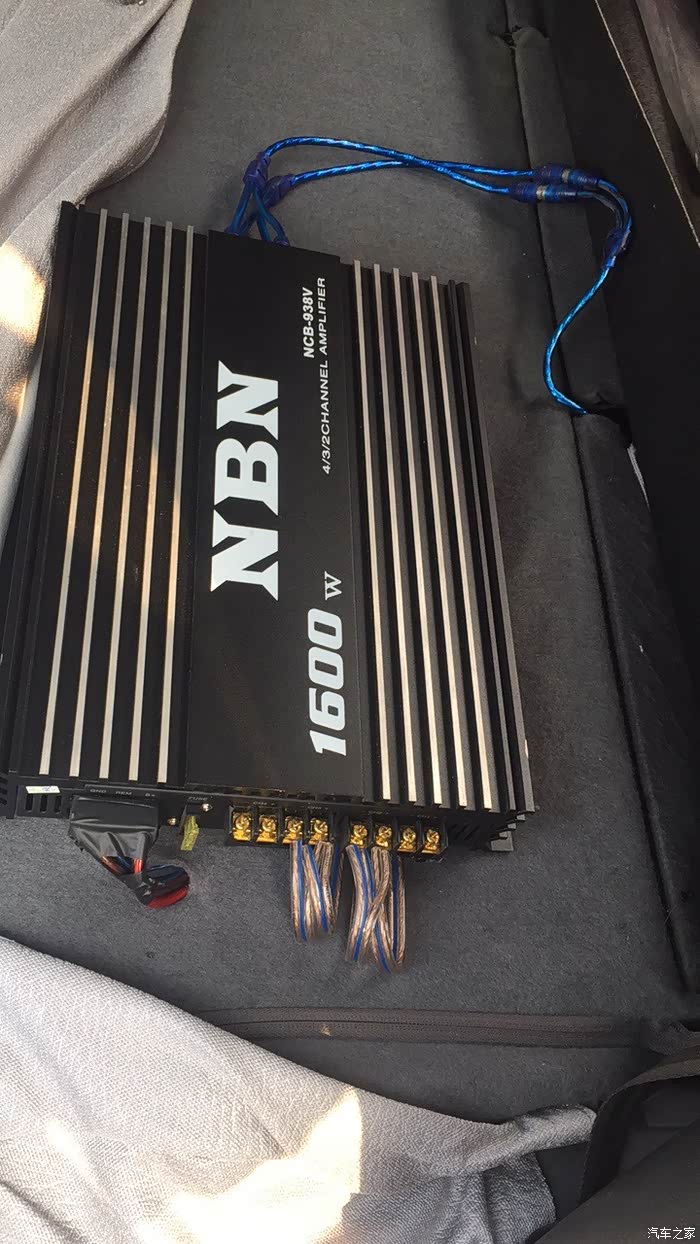 后来加装了一套nbn带功放的音响,四门喇叭也换成了nbn,然后做了全车
