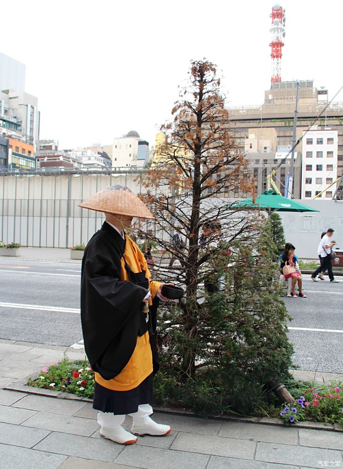 街頭化緣的僧人也通體纖塵染