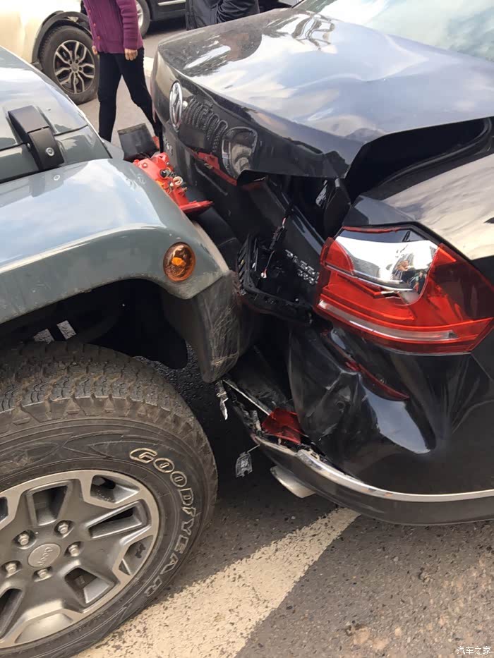 帕萨特380tsi新车被人追尾