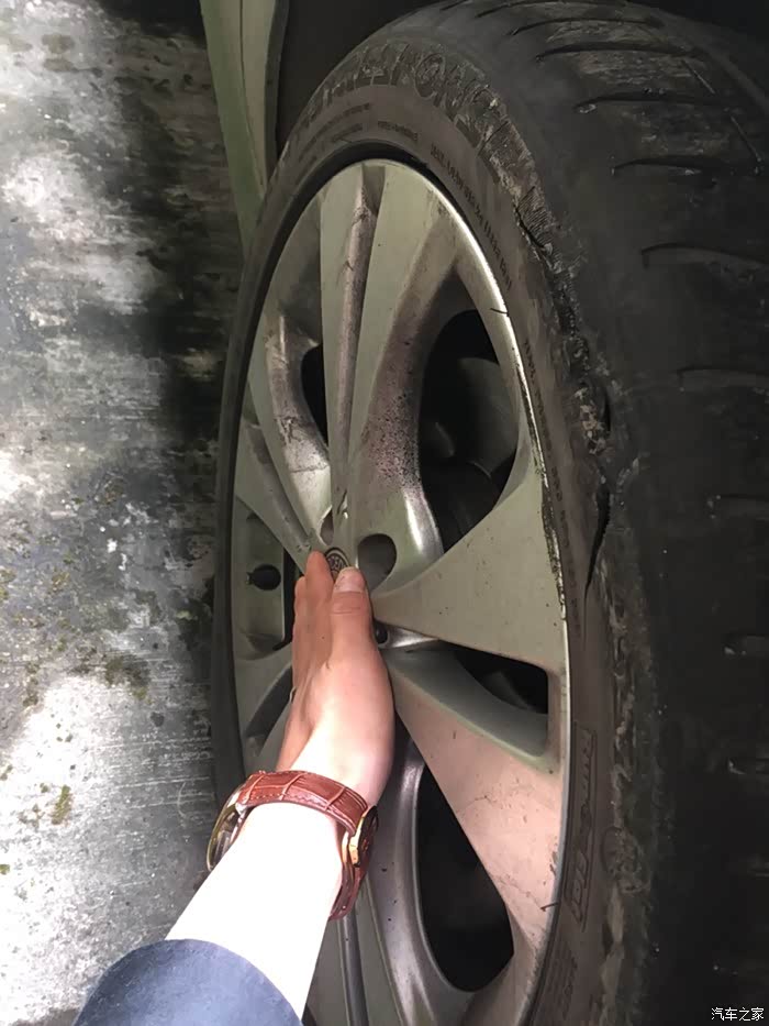 爆胎了 真倒霉