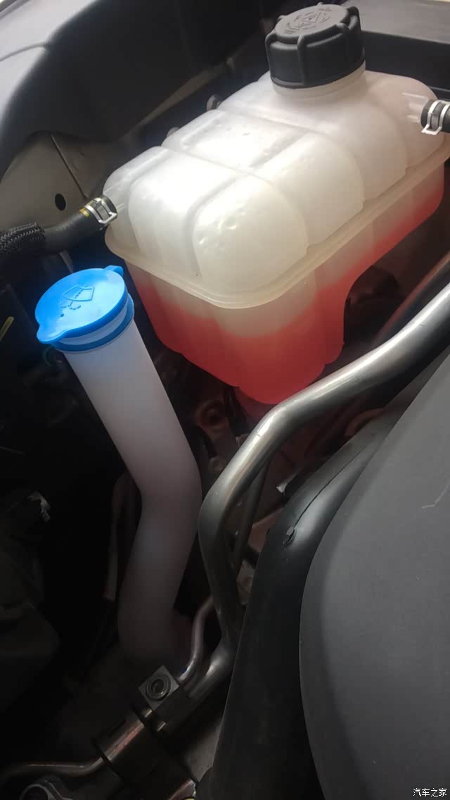 新车一个半月缩了那么多冷冻液,正常吗?