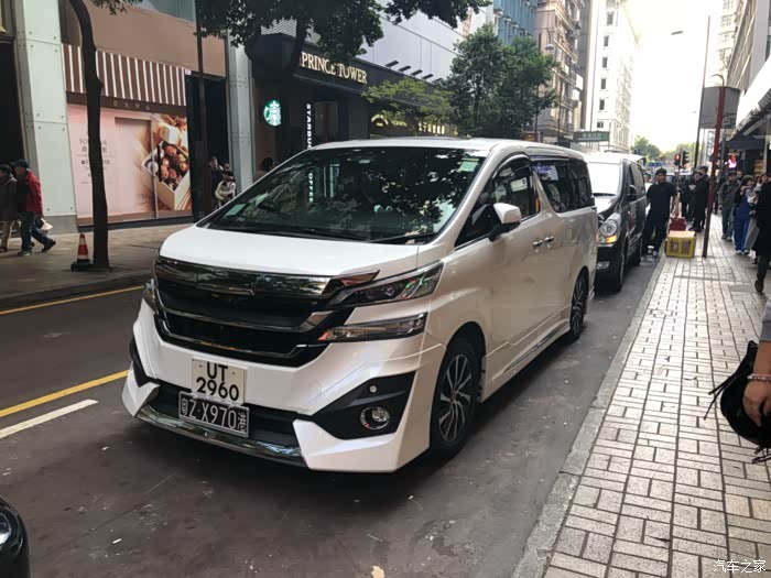 今天在香港街头偶遇的埃尔法