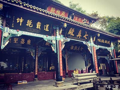 其中七真殿供奉全真道创始人王重阳的七大弟子,七真殿楼上为五祖殿