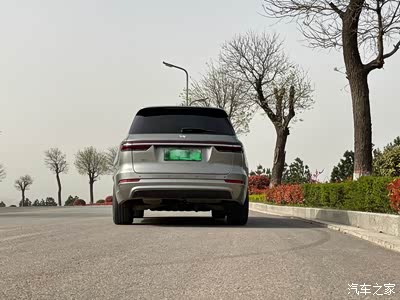 尾灯的灯带也是贯穿式的.