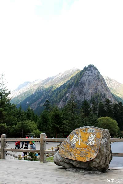 剑岩悬泉剑岩座度达500米形如宝剑直刺蓝天拔孤峰从原始森林往走就能