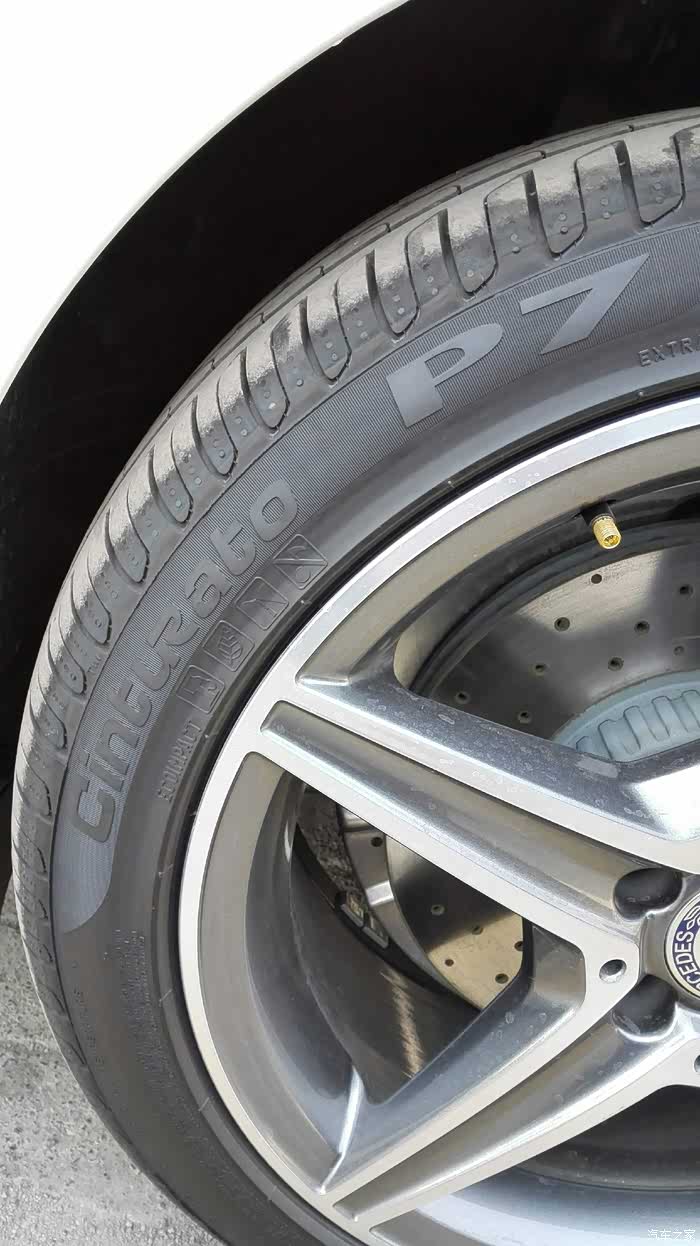 今天刚提了c200旅大家的轮胎也是这样的吗