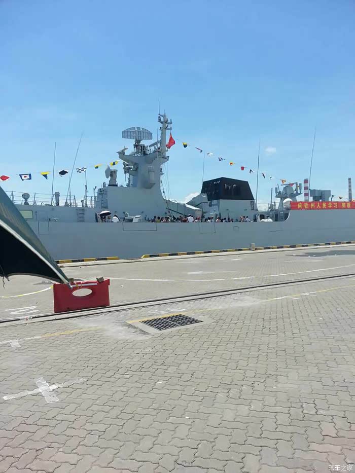 597护卫舰驻港部队的钦州舰在钦州港停靠登舰参观已编辑