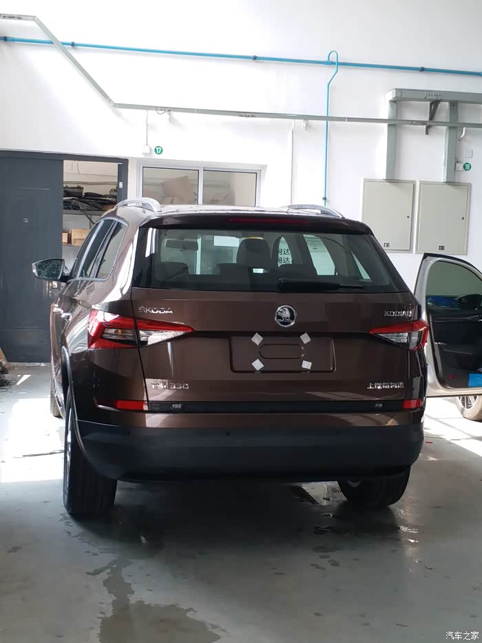 楼下停了一辆檀木棕的柯迪亚克.太帅了