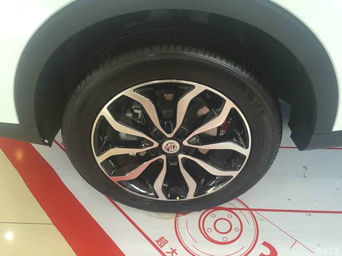 大白米其林轮胎,235的轮胎宽度,18寸大花心轮毂