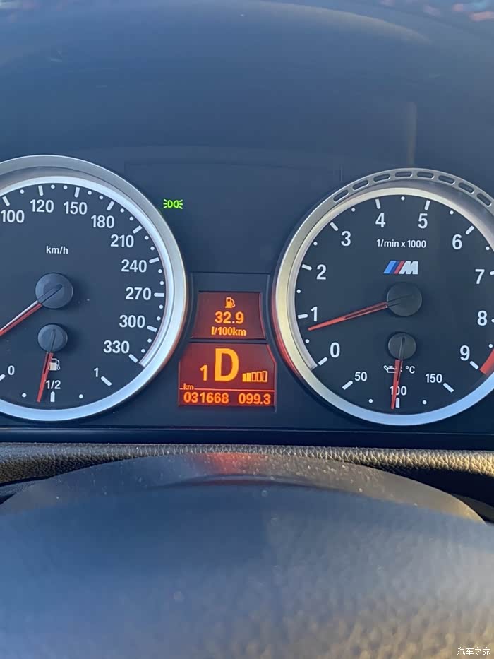 宝马e92m3锁车日行灯亮吗