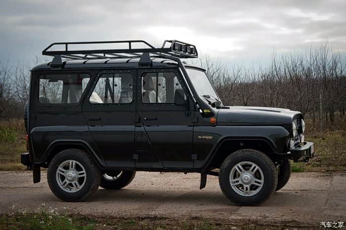 uaz俄罗斯越野车最下面的是70周年纪念版