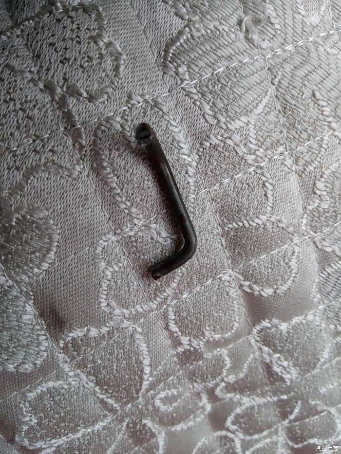 今天开车,脚底下哗啦一声,掉了一根铁丝,请大家看看是啥