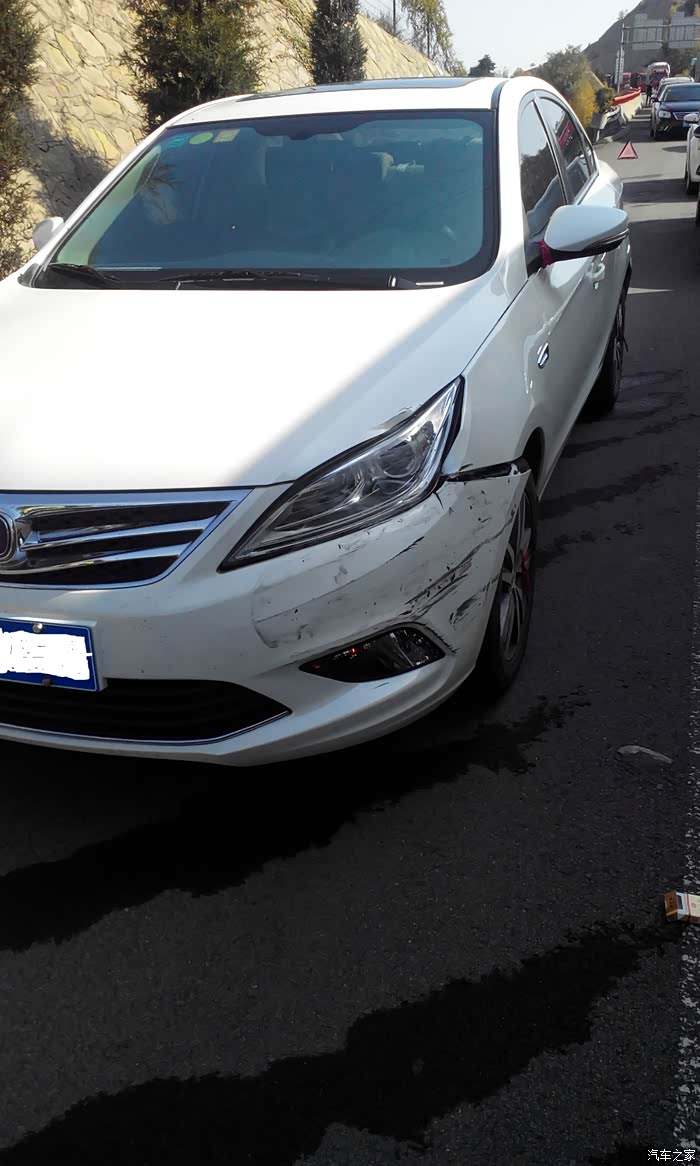 十一返程高速三车追尾逸动遭前后夹击损失惨重