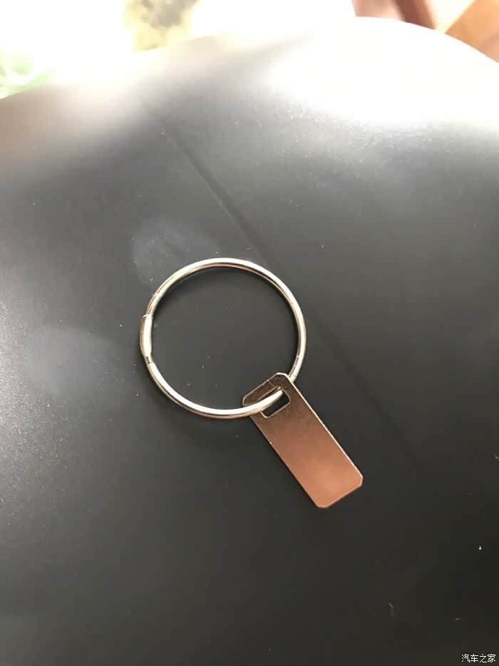 为什么我的钥匙上没有那个小铁牌?