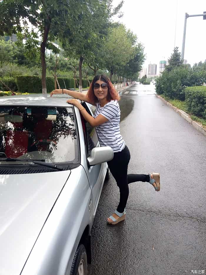 赤峰二手夏利媳妇当车模记