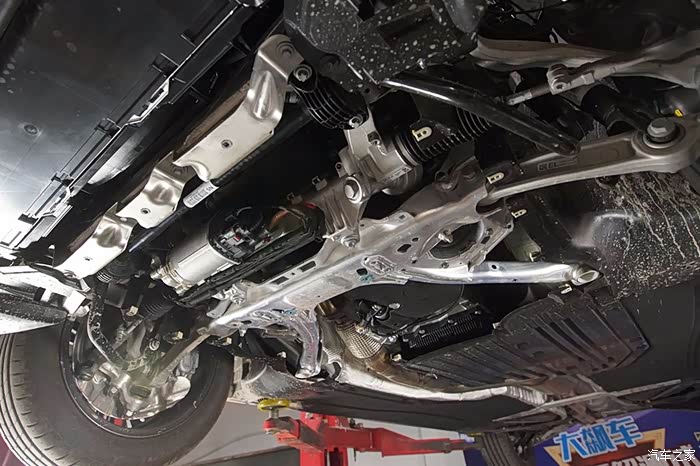 宝马新5系后悬铝换钢塑料连杆是啥黑科技