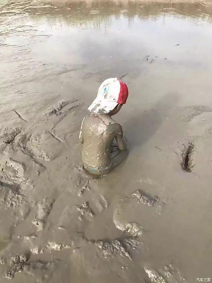 一个小孩一身泥的照片图片