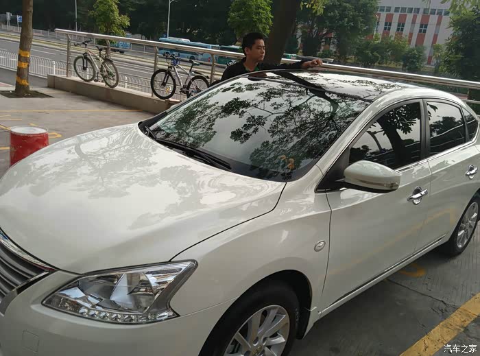 看到一台白色轩逸贴车顶黑膜