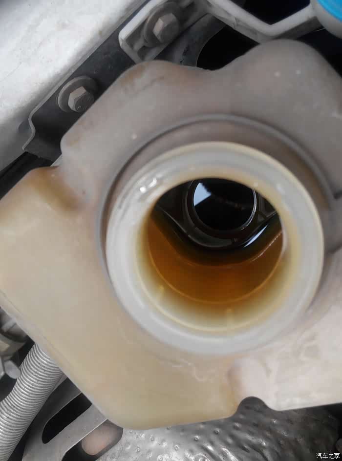 帮忙看看我这个防冻液是什么颜色的准备去4s买防冻液自己加