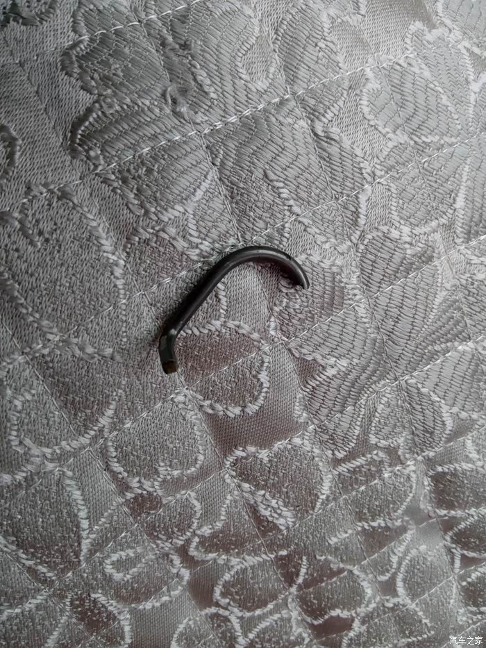 今天开车,脚底下哗啦一声,掉了一根铁丝,请大家看看是啥