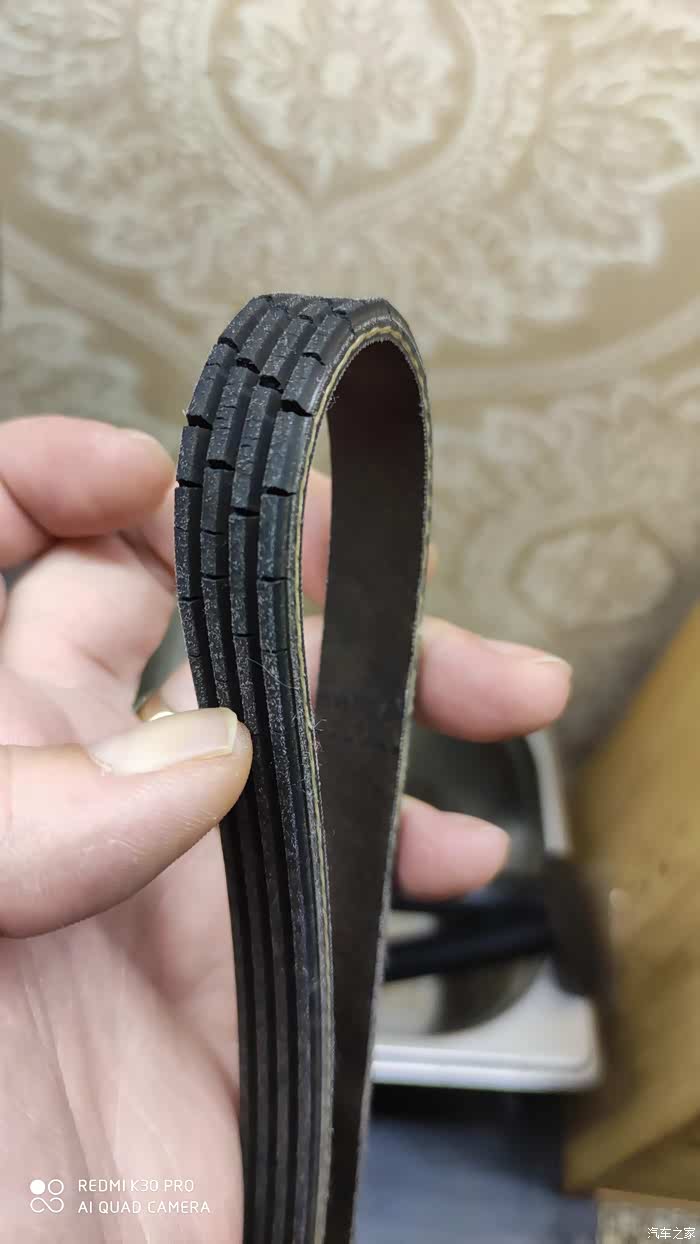 换下的出现裂纹的皮带!