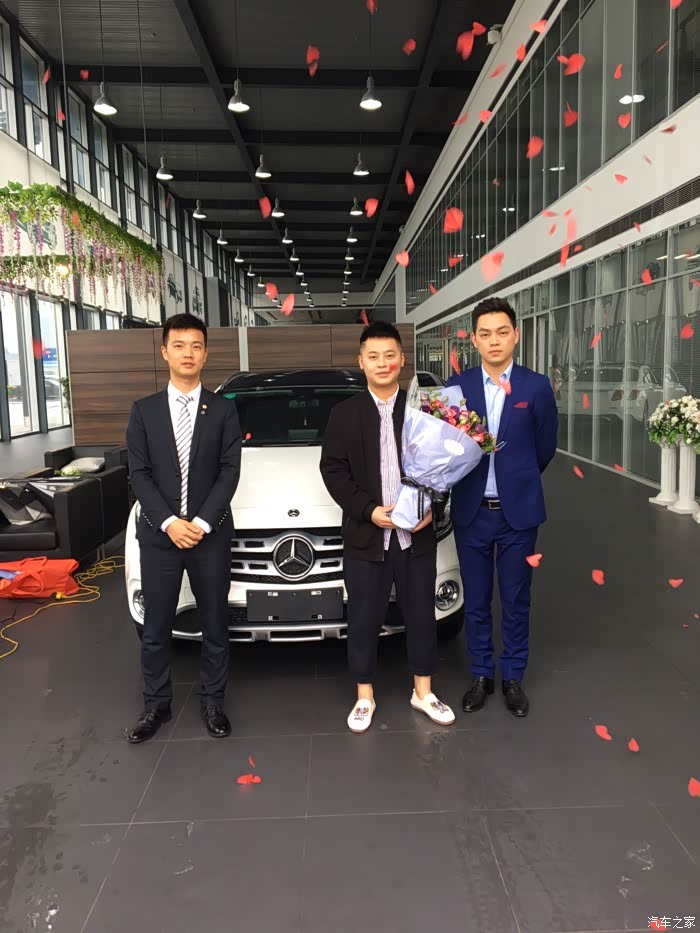 提车那天和销售合影.两大帅哥 人的一b.