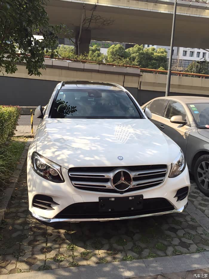 刚买的白色glc300换满天星中网镜面大标会不会更好看