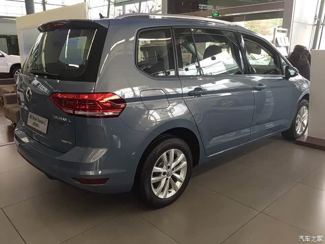 途安l 6座版最后二个座位不用是否可以收纳到地板下或折叠起来