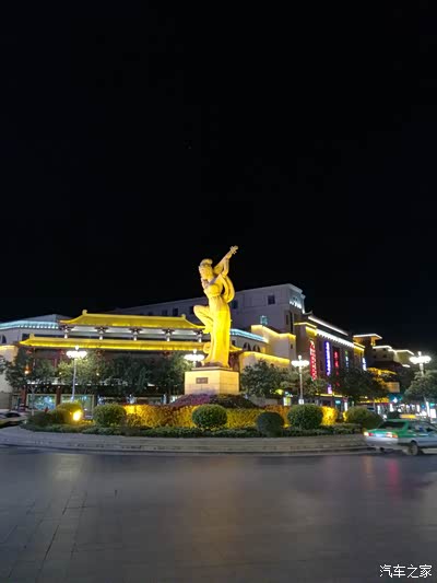 敦煌市中心反弹琵琶像